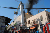  بالصور: حريق كبير على أحد أسطح البنايات في منطقة سوق العتق بيافا دون إصابات